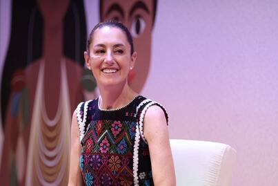 "¡Presidenta!", fotos, selfies y abrazos para Sheinbaum de gira por Puebla