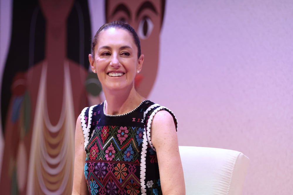 CIUDAD DE MÉXICO, 31MAYO2023.- Claudia Shenbaum Pardo, Jefa de Gobierno, y Pepa Bueno, directora de El País, participaron en el "Diálogo Mujeres de América. Por los Derechos y el Bienestar", en el Museo de Antropología. FOTO: CUARTOSCURO.COM