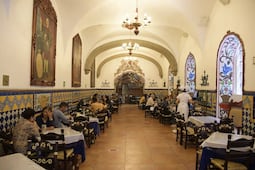 Desayuno en el histórico Café de Tacuba con teatro incluido