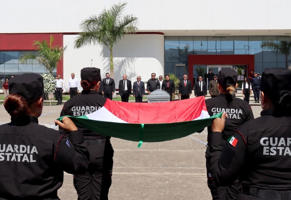 Tras dedicar un minuto de silencio y una salva de honor, el féretro fue guiado hasta la carroza para iniciar el cortejo. Foto: Especial