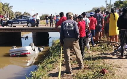 ¡A toda velocidad! Dos hombres mueren al volcar auto y caer a canal de riego en Navolato  