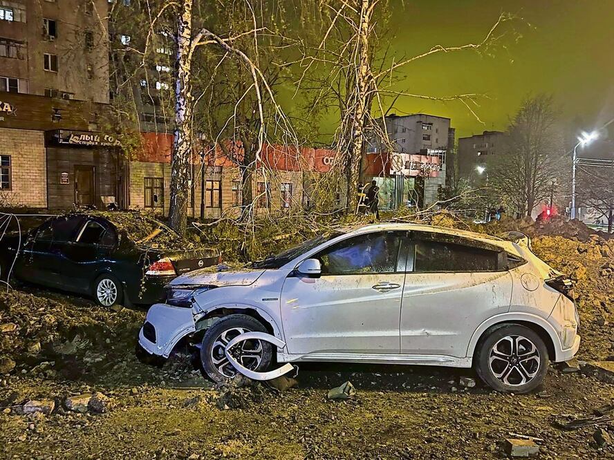 Automóviles dañados cerca del cráter de la explosión en el centro de Belgorod. Foto: EFE