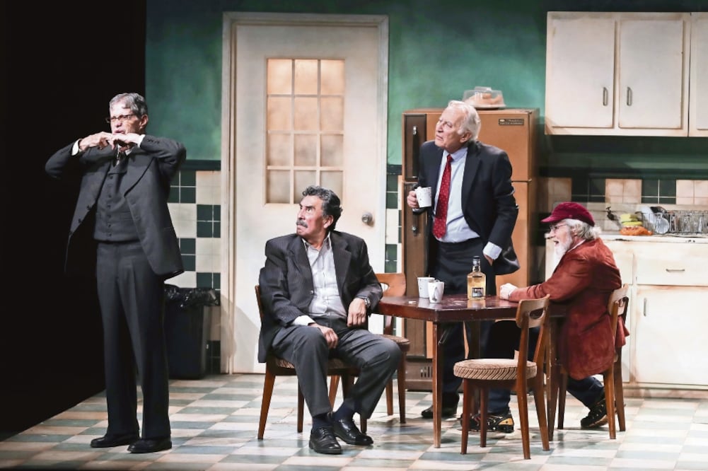 La puesta en escena aborda las dolencias de la vejez de cuatro amigos (VALENTE ROSAS. EL UNIVERSAL)
