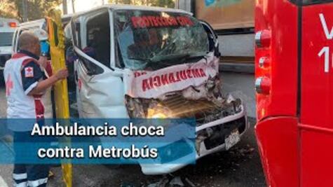 Ambulancia choca contra Metrobús en Insurgentes; reportan lesionados