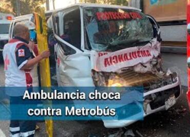 Ambulancia choca contra Metrobús en Insurgentes; reportan lesionados