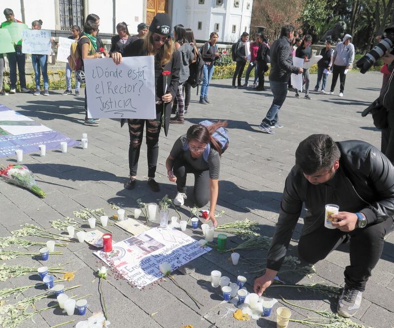 Dolor. Algunos alumnos vistieron de luto en señal de respeto. Foto/IGNACIO RAMÍREZ. EL UNIVERSAL.