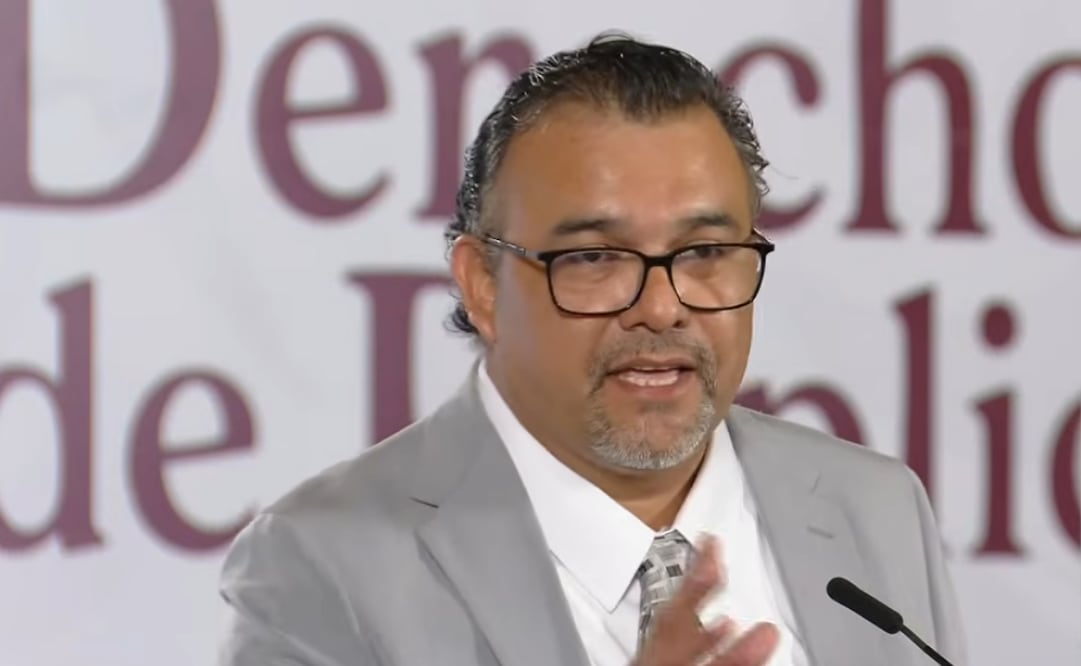 El especialista Carlos Augusto Jiménez Zárate durante la conferencia de prensa Derecho de Réplica del 19 de agosto de 2026. Foto: Captura de pantalla YouTube Gobierno de México