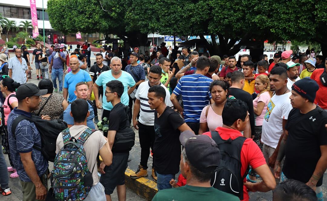 Migrantes permanecen hoy en las principales plazas en la Ciudad de Tapachula, estado de Chiapas. Foto: EFE