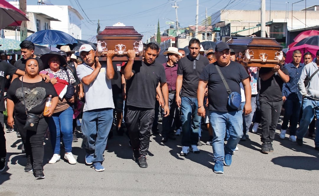 Unas 100 personas acompañaron al cortejo fúnebre que llevó los cuerpos de Octavio Mayen e Isaac Márquez, desde la iglesia hasta el panteón de la comunidad. Foto: Francisco Rodríguez / EL UNIVERSAL