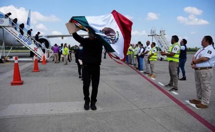 Llega avión con 137 migrantes deportados de EU a aeropuerto de Tapachula, Chiapas; continuarán repatriaciones