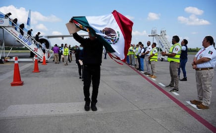Llega avión con 137 migrantes deportados de EU a aeropuerto de Tapachula, Chiapas; continuarán repatriaciones