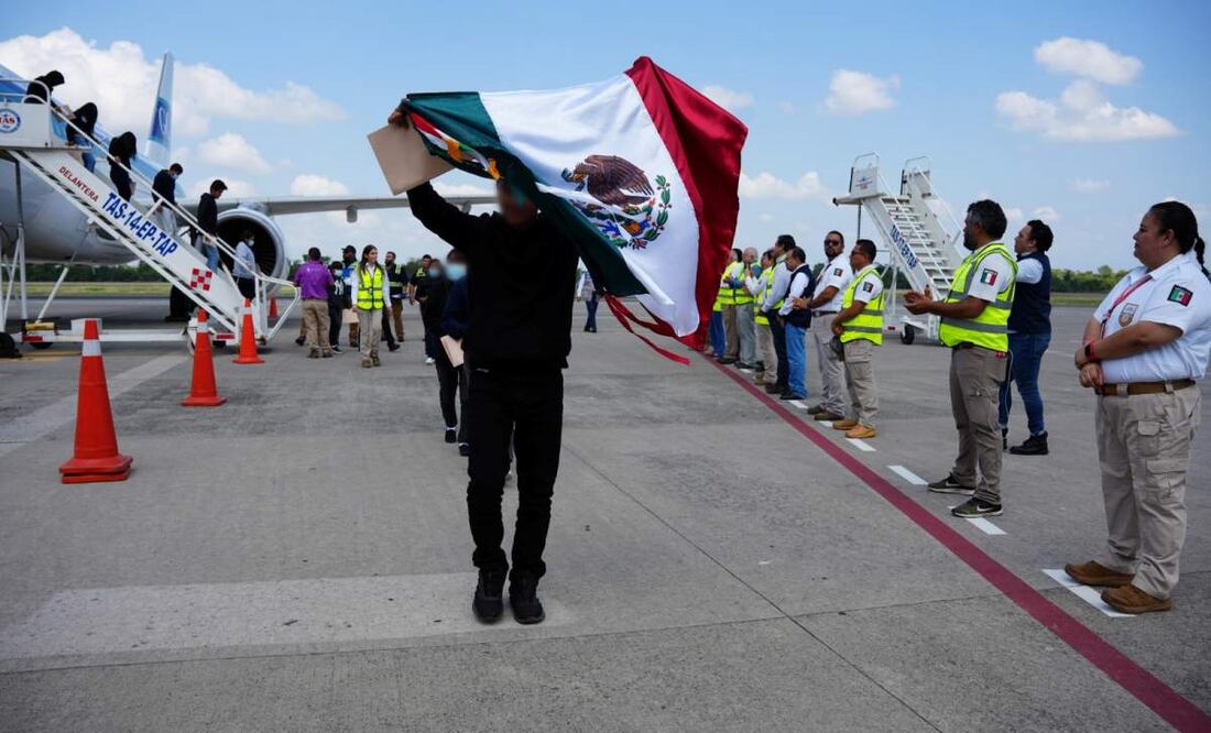 Llega avión con 137 migrantes deportados de EU a aeropuerto de Tapachula, Chiapas; continuarán repatriaciones | El Universal