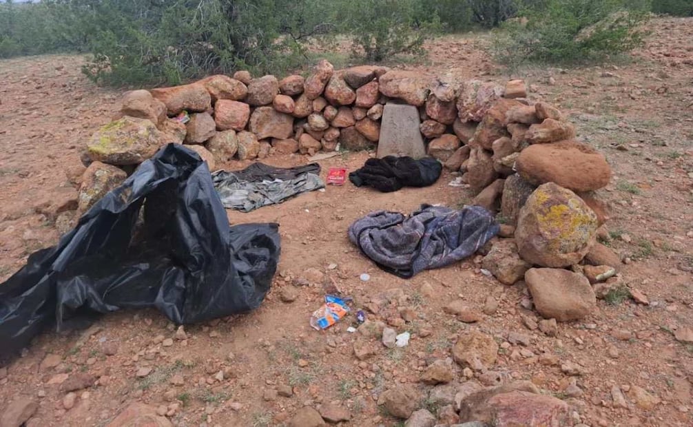 Aseguran tres campamentos de presuntos criminales en Chihuahua; hallan víveres y un panel solar.
Foto: Especial.