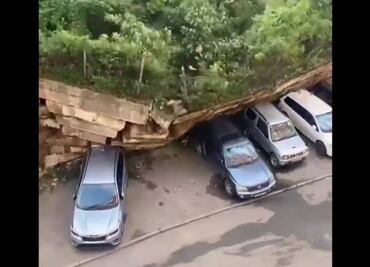 ¡Por poquito! Mujer salva su carro antes de que barra de contención se derrumbara en calles de Vladivostok, Rusia