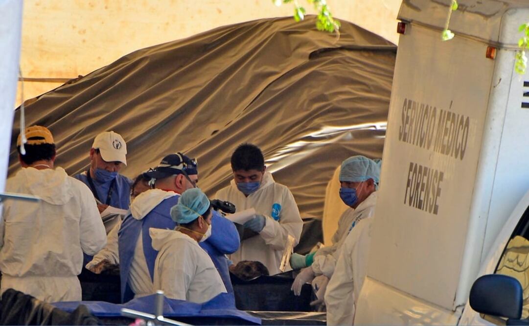 Expertos forenses trabajan durante las labores de exhumación de los cuerpos enterrados de forma irregular en una fosa común del Panteón Municipal de Jojutla. Foto: EFE