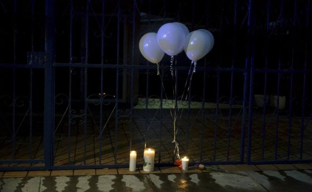 Balloons and candles stand at the entrance of the Colegio Americano del Noroeste – Photo: AP