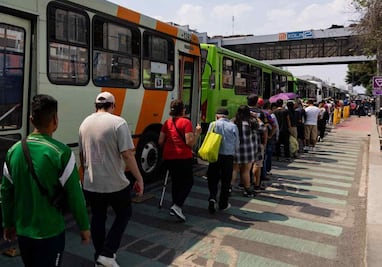Cierre en estaciones de Línea 2 del Metro provoca afectaciones a usuarios; reportan largas filas para abordar unidades de RTP