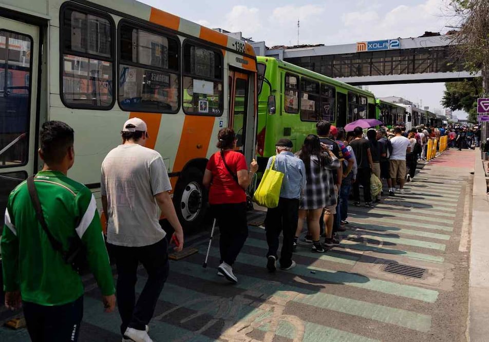 Debido al cierre algunas estaciones de la Línea 2 del Metro por su renovación, este viernes 1 de mayo, usuarios reportaron demoras en el servicio y largas filas. Foto: Hugo Salvador / EL UNIVERSAL