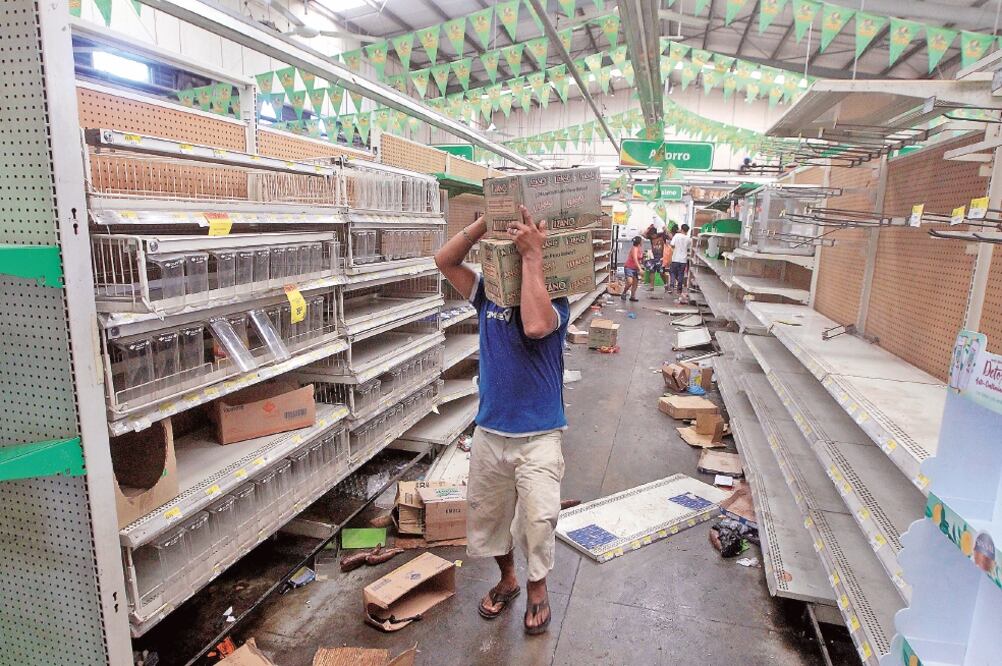 Miles de personas participaron ayer en saqueos registrados en Managua, en el marco de las protestas contra las reformas al sistema de pensiones. Foto: JORGE CABRERA. REUTERS