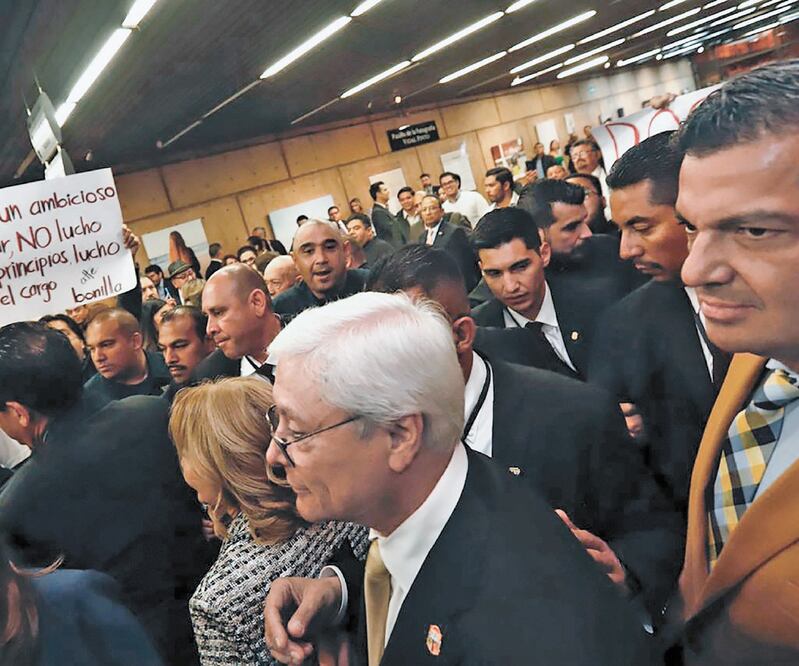 Jaime Bonilla entró al salón de plenos como un rockstar, rodeado de políticos, familiares y amigos; saludó a cuantos le dieron la mano. Foto/BERENICE FREGOSO. EL UNIVERSAL