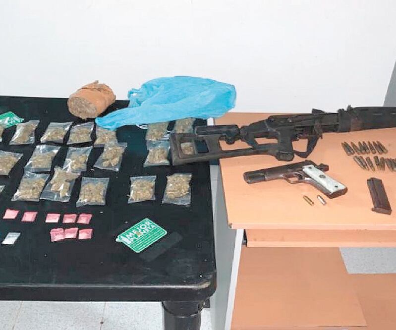 En Veracruz fueron decomisadas armas, cartuchos y droga tras un enfrentamiento entre policías y presuntos delincuentes. Foto: ESPECIAL