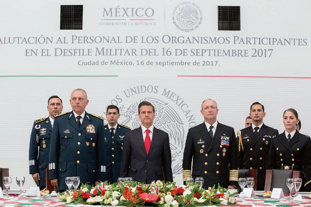 El presidente Enrique Peña Nieto se reunió con los representantes de los contingentes de las Fuerzas Armadas que participaron en el desfile militar. (PRESIDENCIA)
