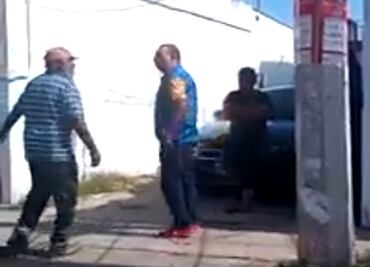 Exhiben al padre del actor Octavio Ocaña amedrentando a un ciudadano en calles de Tabasco