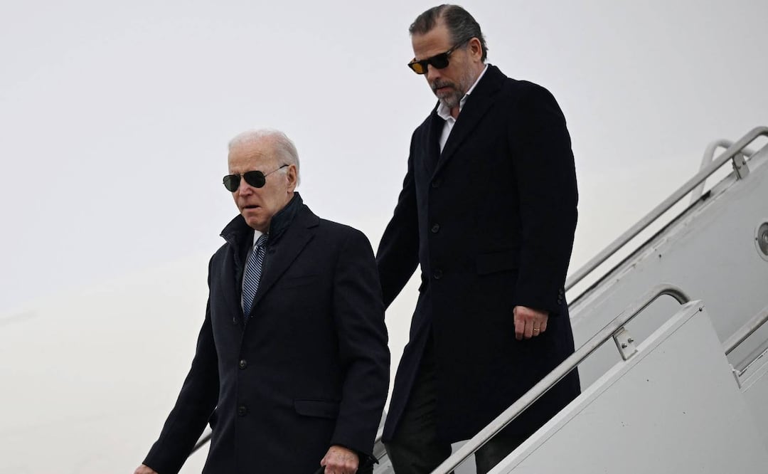 El presidente Joe Biden, con su hijo Hunter Biden, llega a la base de la Guardia Nacional Aérea de Hancock Field en Syracuse, Nueva York, en febrero de 2023. Foto: AFP