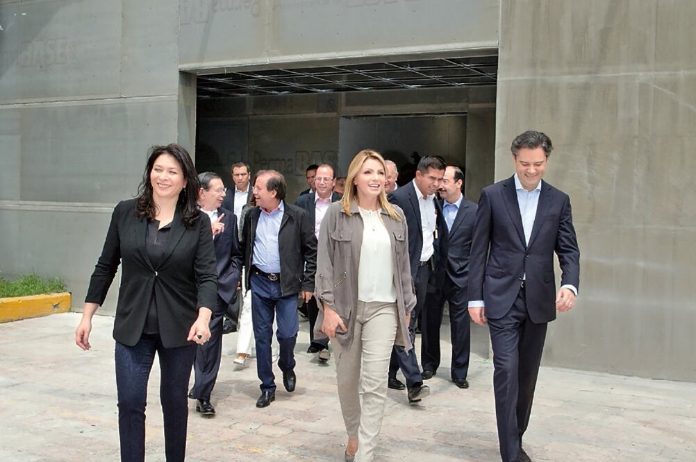 La presidenta del Consejo Ciudadano Consultivo del DIF Nacional, Angélica Rivera de Peña, y el secretario Aurelio Nuño visitaron el Centro Gaby Brimmer (ESPECIAL)