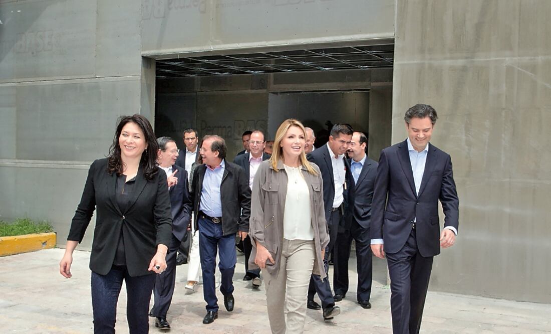 La presidenta del Consejo Ciudadano Consultivo del DIF Nacional, Angélica Rivera de Peña, y el secretario Aurelio Nuño visitaron el Centro Gaby Brimmer (ESPECIAL)