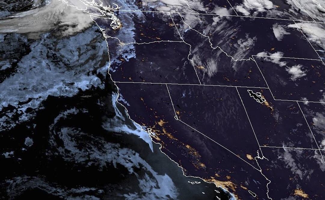 Imagen satelital distribuida por la NOAA, se muestra al huracán Gilma, ubicado al oeste-suroeste del extremo sur de la península de Baja California, en México. Foto: AP