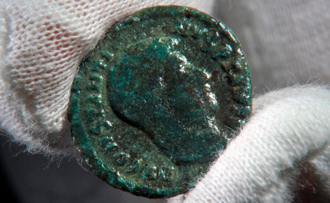 Las monedas halladas tendrían la imagen del emperador Constantito I y la de un soldado portando una lanza. En la imagen, una moneda hallada que data entre el S. I y V. Foto: Archivo