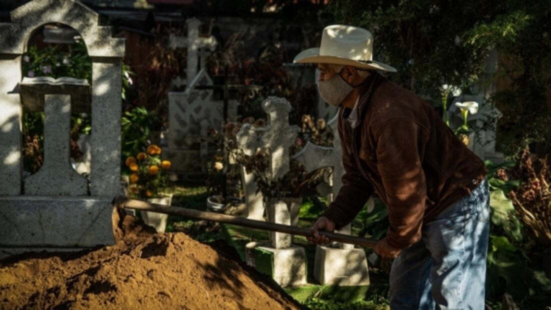 Un pueblo libre de Covid en mayo, sin restricciones en octubre, con moños negros en diciembre