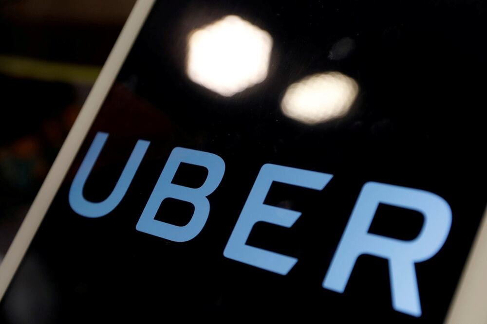 Los automotores de Uber deben dominar la ciudad ficticia, antes de manejar en el mundo real. (Fotos: Reuters y Uber Advanced Technologies Group / YouTube )