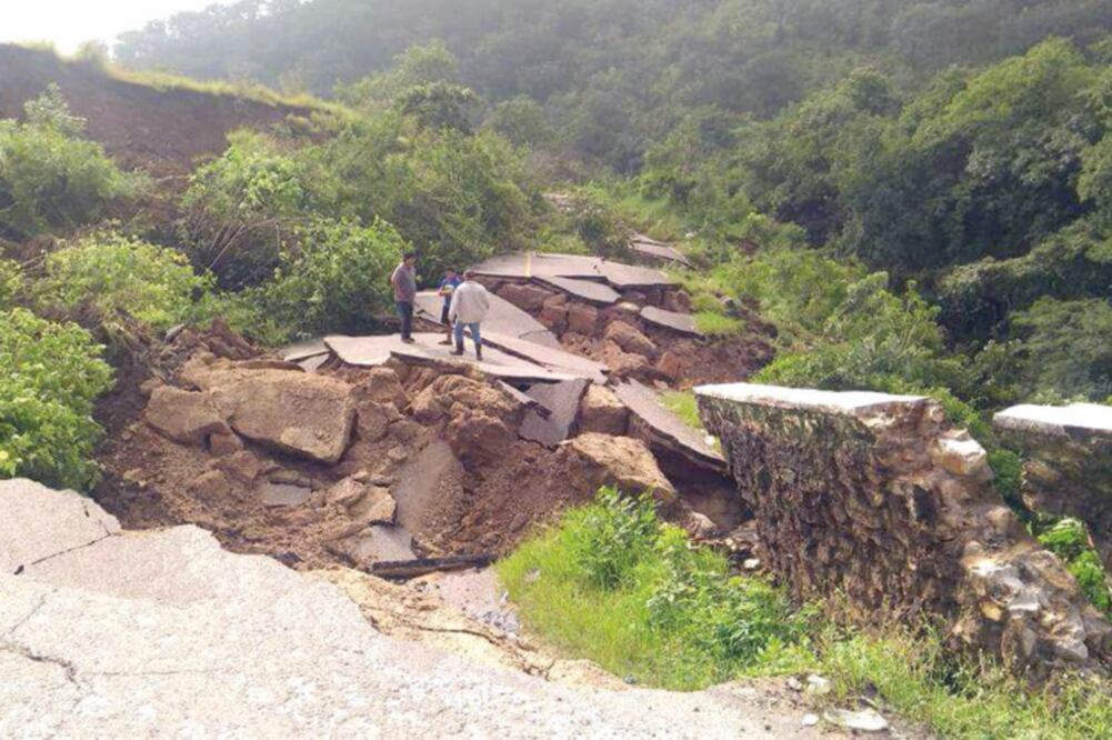 Los sismos y las lluvias de septiembre dejaron varios daños en la infraestruct u ra del estado; en la imagen, el hundimiento de la carretera de Bochil (ESPECIAL)