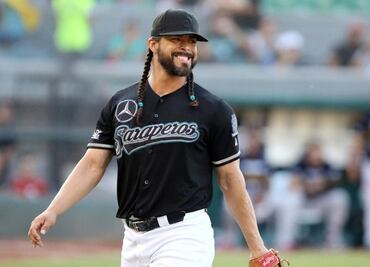 Quitan brazalete a pitcher de Saraperos acusado de violencia familiar