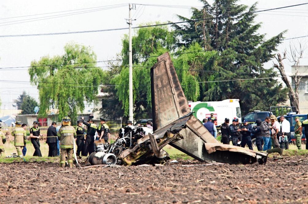 Según testigos la aeronave intentó hacer un aterrizaje de emergencia, pero las llantas se desprendieron de la unidad al tocar tierra (ARCHIVO EL UNIVERSAL)