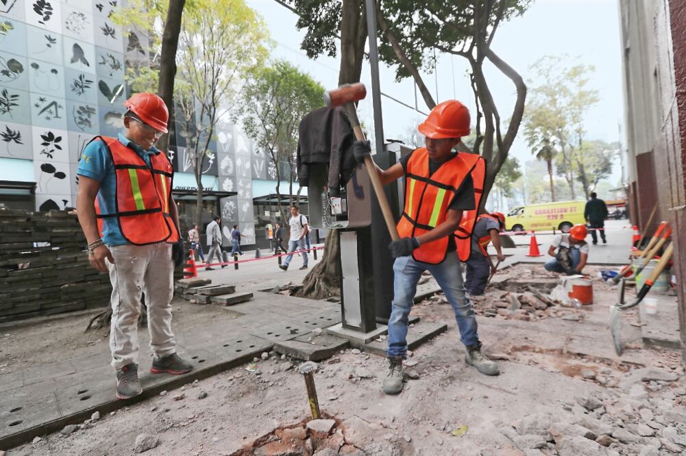 En los cuadrantes de Génova-Hamburgo y Londres-Niza en la Zona Rosa cuadrillas de trabajadores comenzaron a levantar el piso que será sustituido con concreto hidráulico; además se cambiarán drenaje, banquetas y guarniciones. (JUAN CARLOS REYES. EL UNIVER)