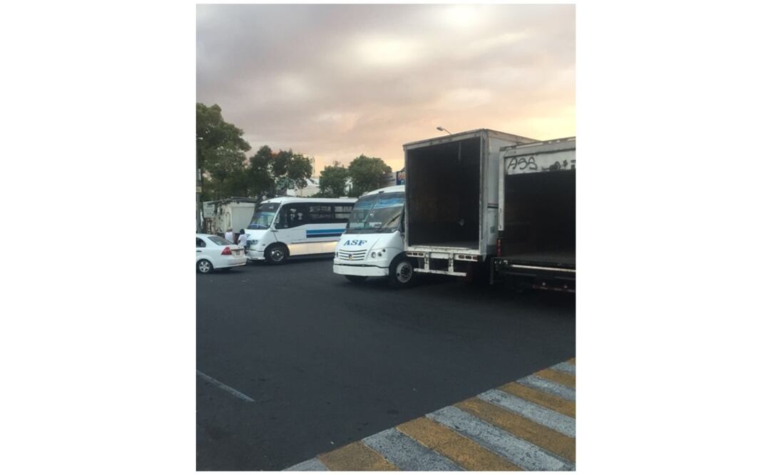 Foto de los camiones que bloquean espacio para mitin. Foto: Twitter de Esthela Damián