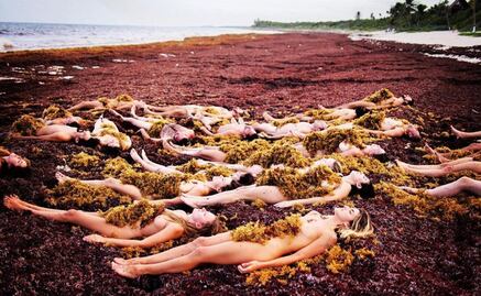 Spencer Tunick lucha contra sargazo y toma foto en Tulum