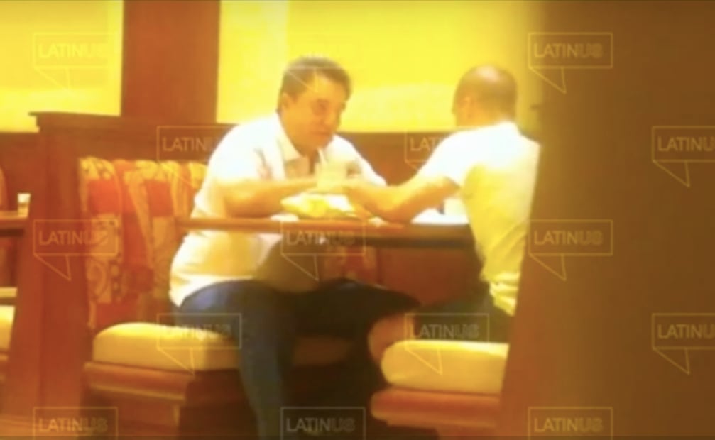 Video en el que se observa a Pío López recibir fajos de dinero en efectivo de parte de David León. Foto: Latinus