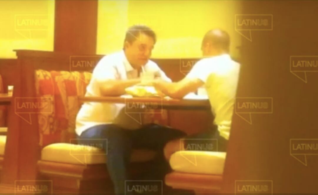 Video en el que se observa a Pío López recibir fajos de dinero en efectivo de parte de David León. Foto: captura de pantalla