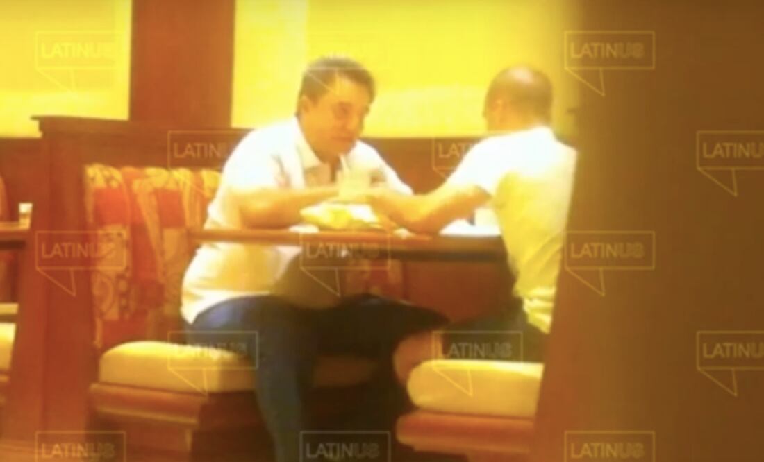 Video en el que se observa a Pío López recibir fajos de dinero en efectivo de parte de David León. Foto: captura de pantalla