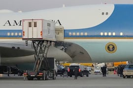 Un camión de catering junto al Air Force One. De acuerdo con medios, por allí fue trasladado el presidente Donald Trump al término de la cumbre de la OTAN, por una amenaza. FOTO: ALEX BRANDON. AP