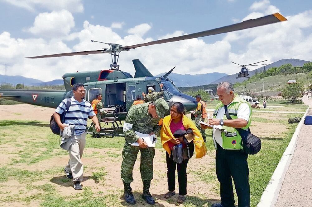 Personal de la Fuerza Aérea, Policía Federal y del Gobierno del Estado continuaron el traslado de alimentos, vía aérea, para apoyar a los damnificados. (CORTESÍA SEDENA)