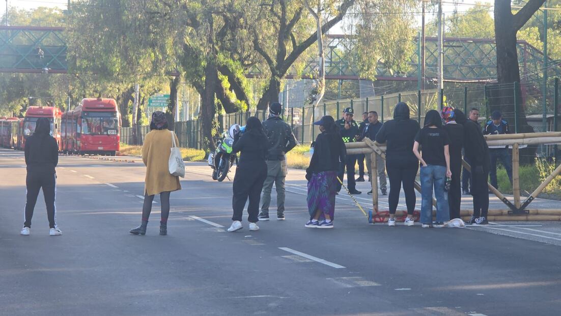 Debido al bloqueo, la Línea 1 del Metrobús suspendió su servicio. (Foto: especial)