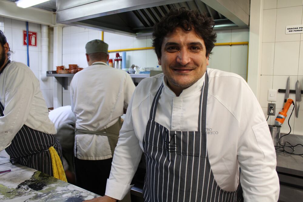El chef Mauro Colagreco, el cuarto mejor del mundo, tomó la cocina de Quintonil / foto: Natalia de la Rosa