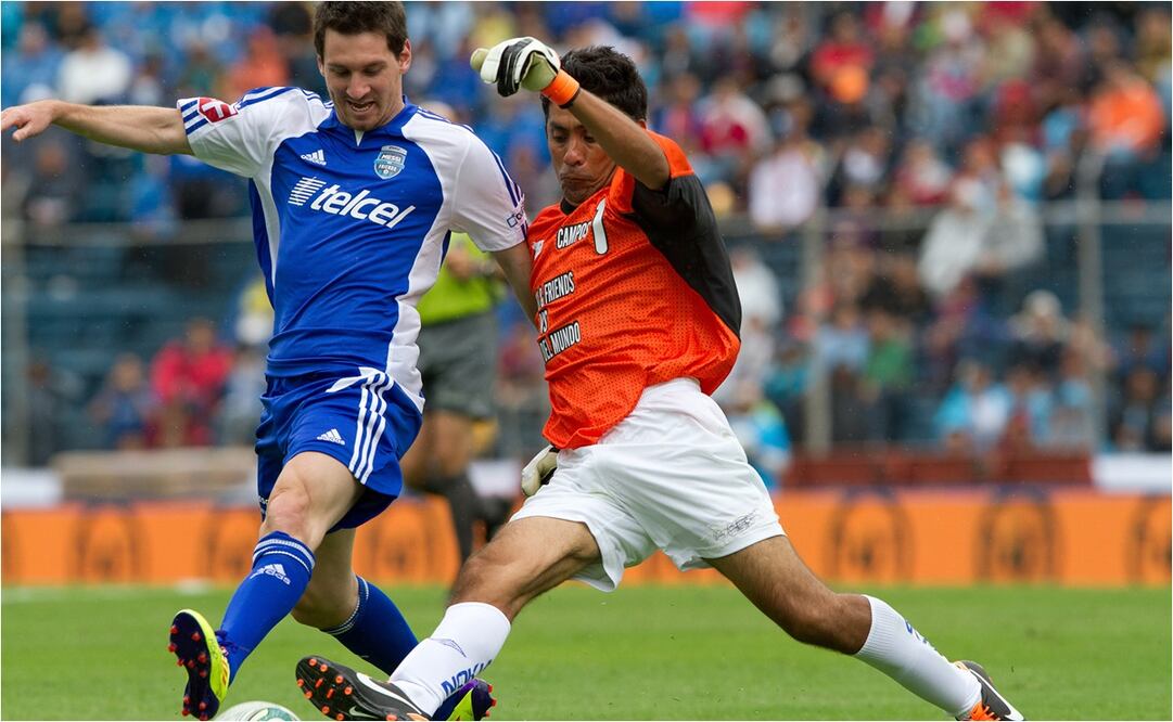 Lionel Messi disputa un balón con Jorge Campos en el estadio Azul. FOTO: Archivo EL UNIVERSAL