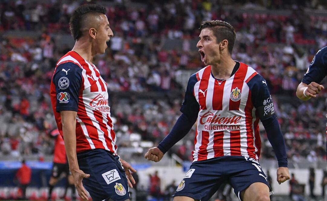 Brizuela festejando con el Piojo Alvarado - FOTO: Imago7