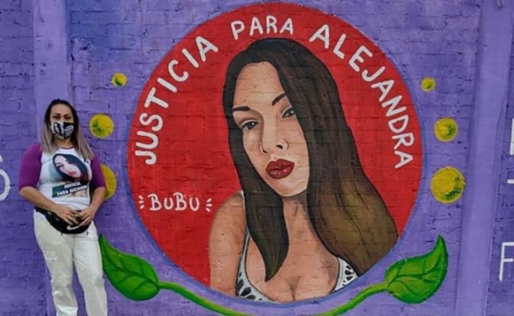 "Mi hija no debería estar en la pared, sino en casa con su hija"; pintan mural por feminicidio de Alejandra